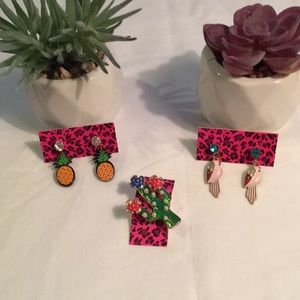 Earrings & Brooch Lot.